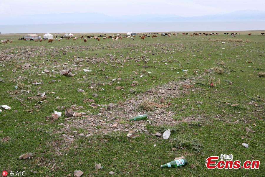 Garbage litters the shore of Sayram Lake in Xinjiang Uygur Autonomous Region, Aug. 26, 2018. The beautiful natural scenery near the lake has been tarnished by irresponsible tourists in the peak summer visiting season. (Photo/IC)