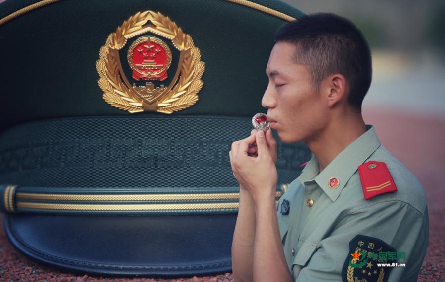 Time to leave the barracks! Soldiers from Chongqing Armed Police Corps took a series of creative photos to honor the memory of their days in the army. Using a photo editor, the soldiers created scenes of them looking back on fond memories. (Photos/81.cn)