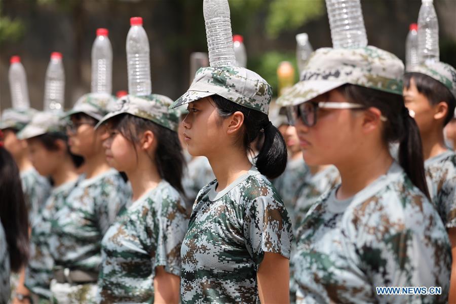 Newly-enrolled students take part in a military training at Hengyang No. 3 High School in Hengyang County, central China\'s Hunan Province, Aug. 29, 2018. Schools in China prepared many activities for students to greet the new semester after summer vacation. (Xinhua/Liu Xinrong)