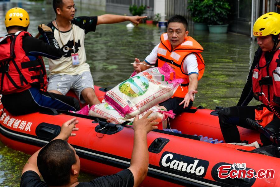 Rescuers help people affected by flood in Chaoyang District, Shantou City, South China’s Guangdong Province, Sept. 2, 2018. Nearly 400,000 people in 229 villages and communities were affected by the heavy rain and flood. Local authorities have evacuated more than 58,962 people to safety. (Photo: China News Service/Chen Jimin)