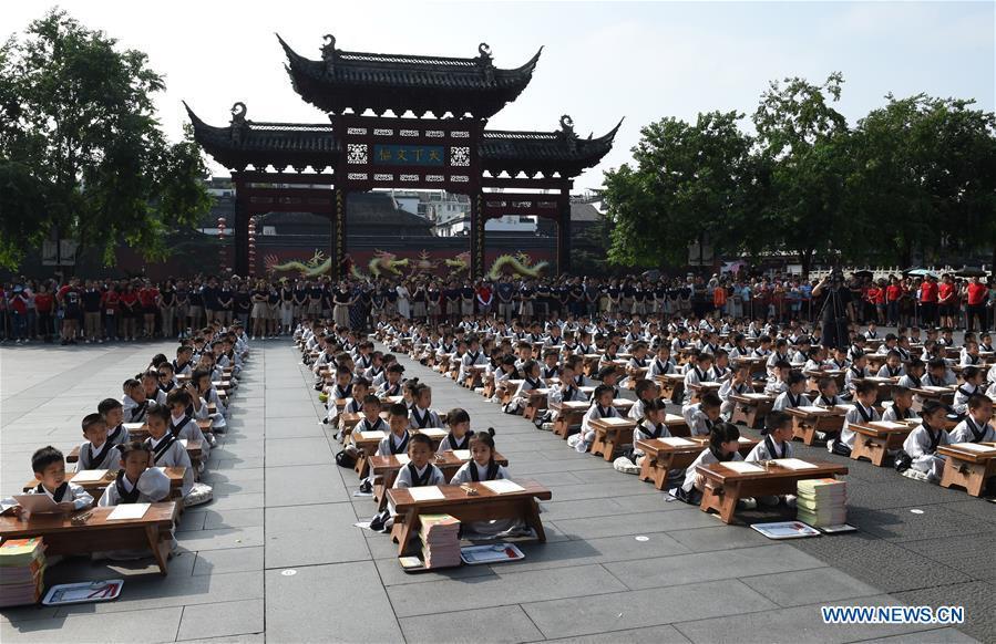 Children attend a first writing ceremony, a traditional education activity for first year students in China, in Nanjing, capital of east China\'s Jiangsu Province, Sept. 2, 2018. (Xinhua/Sun Can)