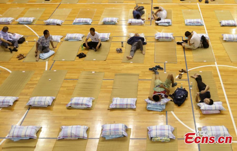 Parents of newly arrived freshmen students sleep in a gym at the Nanjing University of Aeronautics and Astronautics in Nanjing City, East China’s Jiangsu Province, Sept. 3, 2018.The university opened its gym overnight to parents and provided free basic bedding. (Photo: China News Service/Yang Bo)