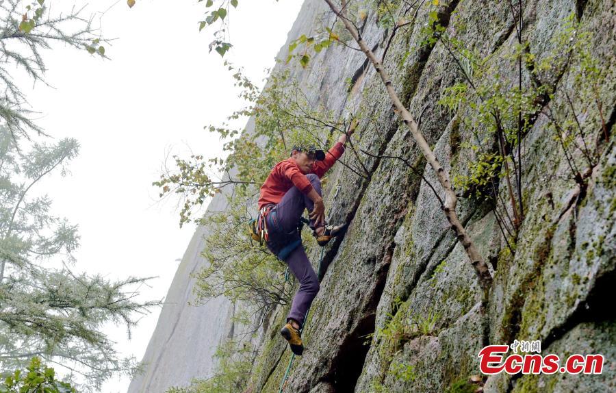 Li Tongxing competes in a rock-climbing contest, part of a sports festival in Oroqen Autonomous Banner, North China’s Inner Mongolia Autonomous Region, Sept. 3, 2018. (Photo: China News Service/Hou Yupeng)