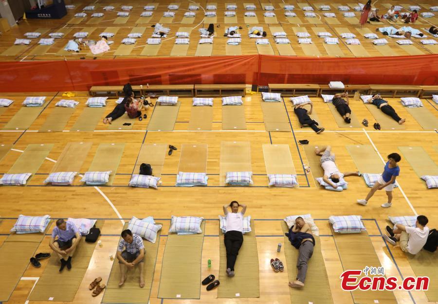 Parents of newly arrived freshmen students sleep in a gym at the Nanjing University of Aeronautics and Astronautics in Nanjing City, East China’s Jiangsu Province, Sept. 3, 2018.The university opened its gym overnight to parents and provided free basic bedding. (Photo: China News Service/Yang Bo)