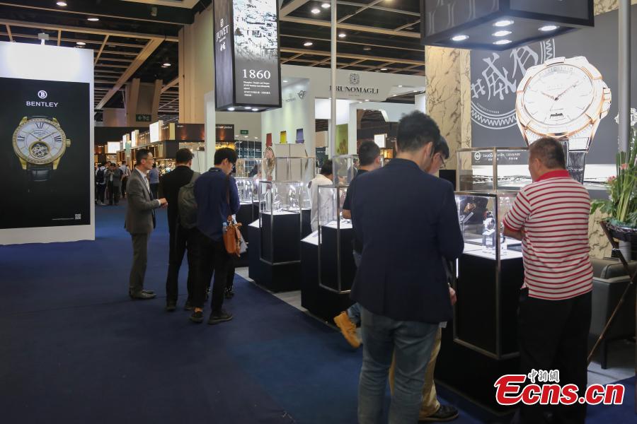 Visitors look at displays at the 37th HKTDC Hong Kong Watch & Clock Fair at the Hong Kong Convention and Exhibition Centre, Sept. 4, 2018. The world’s largest watch fair includes quality timepieces from 830 exhibitors from 25 countries and regions. (Photo: China News Service/Xie Guanglei)