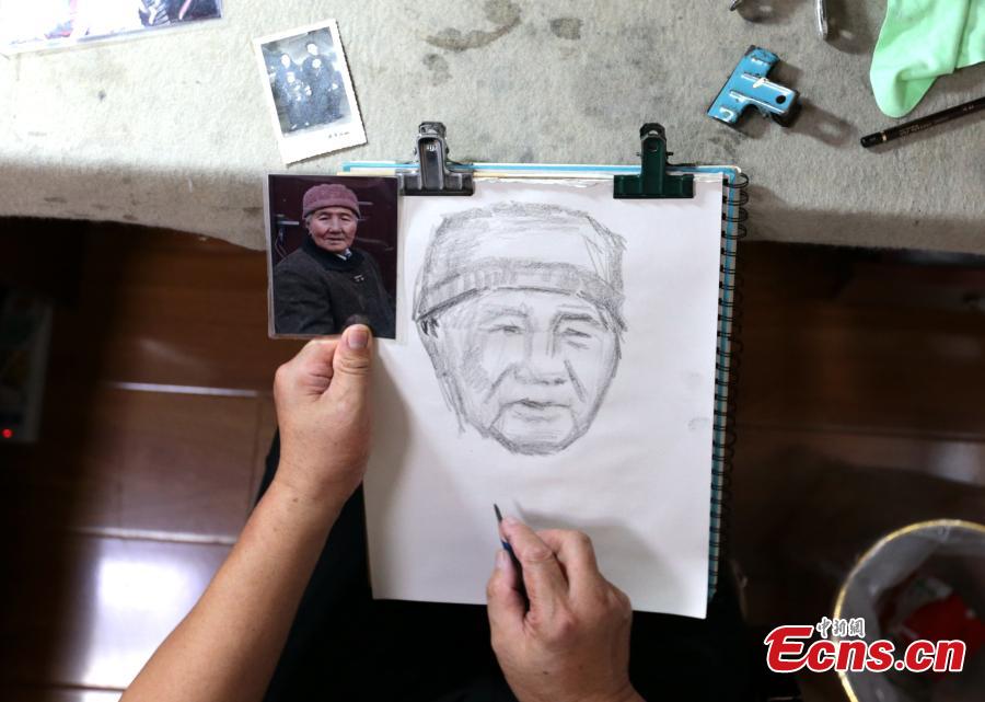 Li Fuchang shows drawings of his mother in Xi’an City, Northwest China’s Shaanxi Province, Sept. 4, 2018. Li, 60, drew more than 200 portraits of his mother before she died two years ago after becoming ill and bed-ridden. Li said he created the images to help cheer up his mother and today he feels grateful to have the record of her last days. (Photo: China News Service/Zhang Yuan)