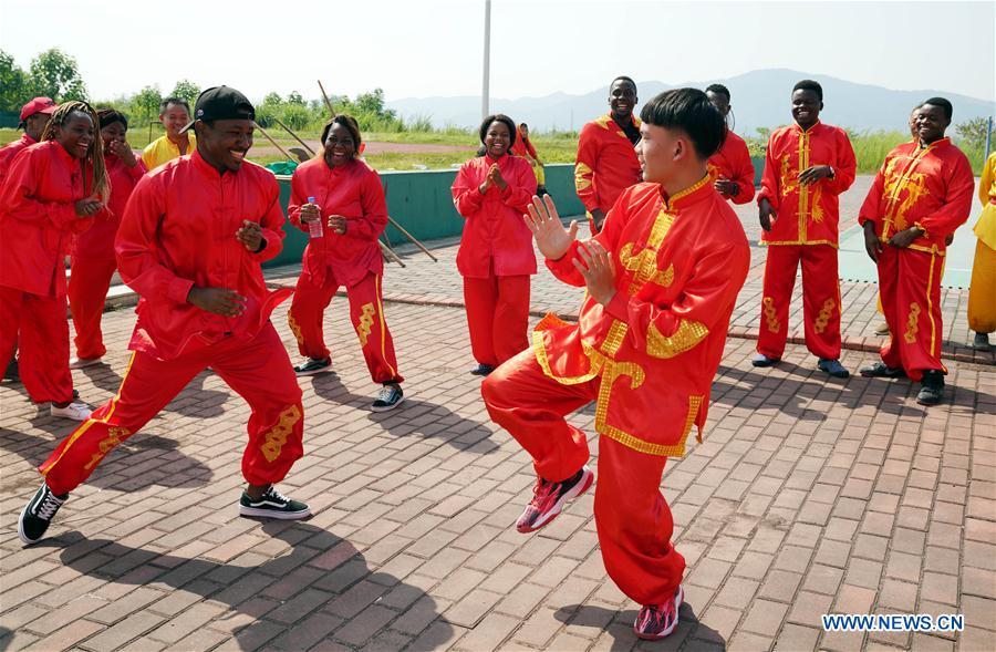 African students learn martial arts in Xinyu, east China\'s Jiangxi Province, Sept. 5, 2018. The Xinyu university set up courses of embroidery and martial arts for African students to learn about Chinese culture as the new semester begins. (Xinhua/Song Zhenping)