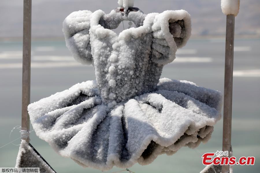 A ballerina\'s tutu covered in salt crystal formations is removed from the Dead Sea after it was submerged in the hyper-saline waters over a period of time, by Israeli artist Sigalit Landau, in the southern Dead Sea, Israel, Aug. 30, 2018. (Photo/Agencies)