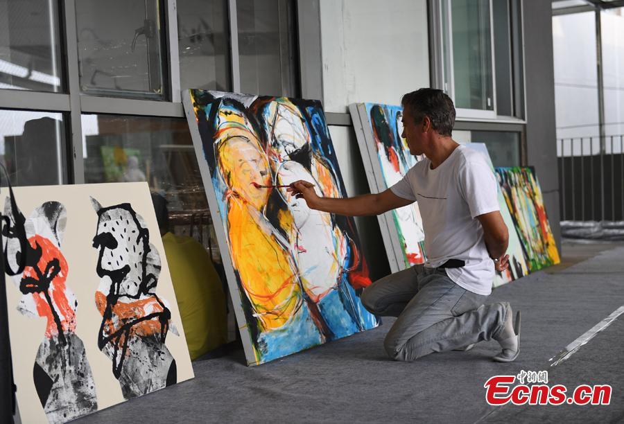 An artist draws a painting during a tour of Hangzhou City, East China’s Zhejiang Province, Sept. 6, 2018. Eleven Arabian artists in total visited the city in a cultural exchange program. (Photo: China News Service/Wang Gang)