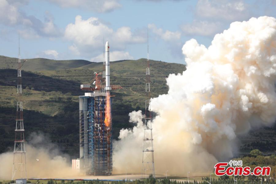 A Long March-2C rocket carrying the HY-1C satellite takes off from the Taiyuan Satellite Launch Center in north China\'s Shanxi Province at 11:15 a.m., Sept. 7, 2018. The satellite will help monitor ocean color and water temperatures, providing basic data for research on the global oceanic environment.(Photo: China News Service/Zheng Taotao)