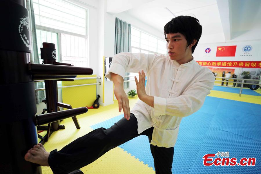 Liao Chentao, a native of Meizhou City in Guangdong Province, is an actor known for his resemblance to Bruce Lee (1940-1973), famed martial artist and cultural icon. A member of Bruce Lee Club in Hong Kong and of the Foshan Wushu Association, Liao is also the student of a master of Wing Chun, a traditional southern style of Chinese kung fu style used in close range combat. He became interested in studying Bruce Lee in high school at 15 years old, and later started his acting career in 2015. He now teaches Wing Chun at a school in Shenzhen, saying he will be ready to face any difficulties to promote kung fu. (Photo/ China News Service)