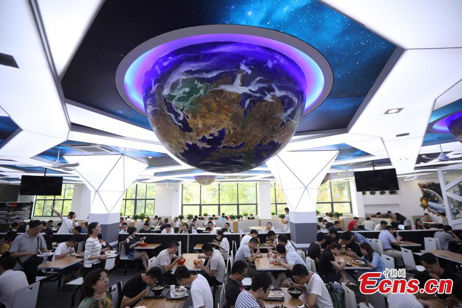 Teachers and students dine at a universe-themed canteen at Nanjing University of Aeronautics and Astronautics in Nanjing, East China\'s Jiangsu Province, Sept. 6, 2018. The canteen\'s interior decor features the Milky Way, astronauts and the Big Dipper, attracting diners to the unconventional dining space. (Photo: China News Service/Yang Bo)