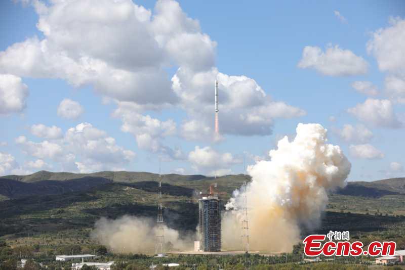 A Long March-2C rocket carrying the HY-1C satellite takes off from the Taiyuan Satellite Launch Center in north China\'s Shanxi Province at 11:15 a.m., Sept. 7, 2018. The satellite will help monitor ocean color and water temperatures, providing basic data for research on the global oceanic environment.(Photo: China News Service/Zheng Taotao)