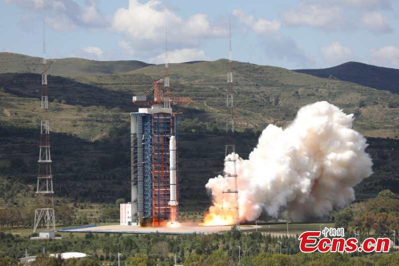 A Long March-2C rocket carrying the HY-1C satellite takes off from the Taiyuan Satellite Launch Center in north China\'s Shanxi Province at 11:15 a.m., Sept. 7, 2018. The satellite will help monitor ocean color and water temperatures, providing basic data for research on the global oceanic environment.(Photo: China News Service/Zheng Taotao)