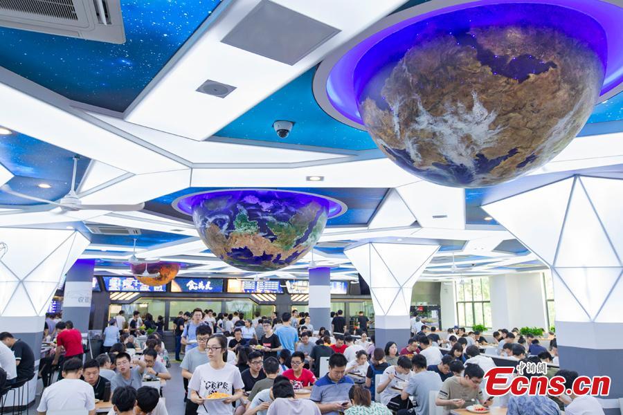 Teachers and students dine at a universe-themed canteen at Nanjing University of Aeronautics and Astronautics in Nanjing, East China\'s Jiangsu Province, Sept. 6, 2018. The canteen\'s interior decor features the Milky Way, astronauts and the Big Dipper, attracting diners to the unconventional dining space. (Photo: China News Service/Yang Bo)