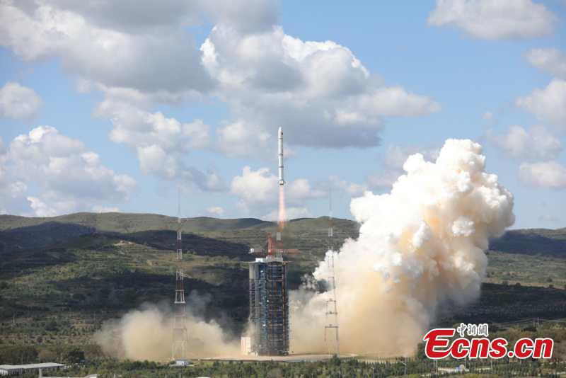 A Long March-2C rocket carrying the HY-1C satellite takes off from the Taiyuan Satellite Launch Center in north China\'s Shanxi Province at 11:15 a.m., Sept. 7, 2018. The satellite will help monitor ocean color and water temperatures, providing basic data for research on the global oceanic environment.(Photo: China News Service/Zheng Taotao)