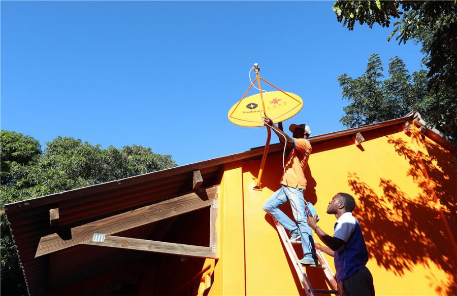 StarTimes\' engineers install a satellite dish in Marracuene, Mozambique. (PHOTO PROVIDED TO CHINA DAILY)

Priceless happiness

China-Africa relations have reached a stage of growth unmatched in history.
While an increasing number of Chinese are visiting Africa, many more Africans are choosing China as a destination to work and live.

Gabon national Bolabola Joelle Zita has worked as a fashion host and voice actress at StarTimes\'s headquarters for 17 months.

Zita earned a bachelor\'s at Beijing Language and Culture University and a master\'s at the University of Science and Technology Beijing.

Back in her home country, Zita was a government employee who dreamed of working in the fashion industry.

However, until she joined StarTimes she never imagined that her dream would ever be realized.

\