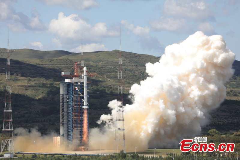 A Long March-2C rocket carrying the HY-1C satellite takes off from the Taiyuan Satellite Launch Center in north China\'s Shanxi Province at 11:15 a.m., Sept. 7, 2018. The satellite will help monitor ocean color and water temperatures, providing basic data for research on the global oceanic environment.(Photo: China News Service/Zheng Taotao)