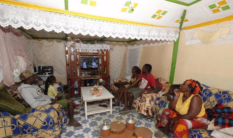 A family in Suswa watches StarTimes\' Kung Fu Channel on TV. (PHOTO PROVIDED TO CHINA DAILY)
Game-changer

In 2002, when Pang Xinxing, founder of StarTimes, and his team traveled to Africa to assess the market, they were surprised to discover that there were more opportunities on the continent than in the European and American markets.

After much consideration, they decided to compete in the digital TV market.

\