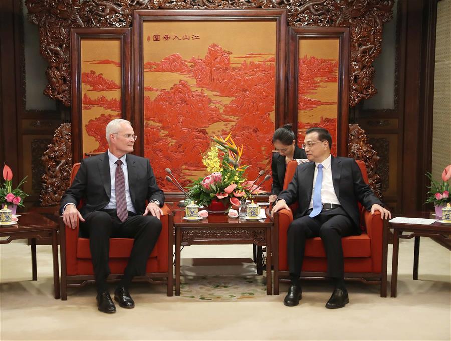 Chinese Premier Li Keqiang (R, front) meets with Darren Woods, ExxonMobil chairman and CEO, in Beijing, capital of China, Sept. 7, 2018. (Xinhua/Liu Weibing)