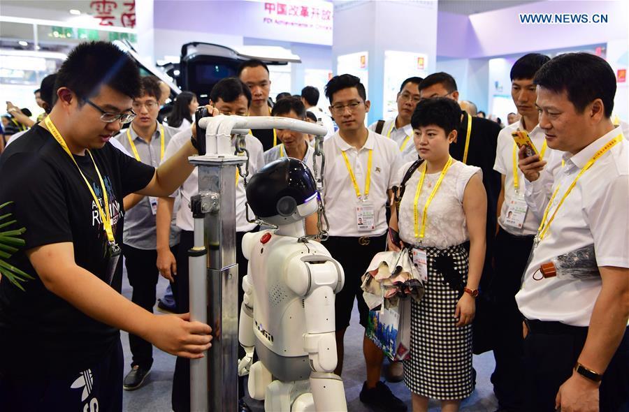 An exhibitor introduces a humanoid robot at the 20th China International Fair for Investment and Trade in Xiamen, southeast China\'s Fujian Province, Sept. 8, 2018. (Xinhua/Wei Peiquan)