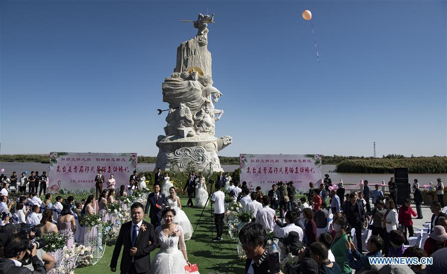 Photo taken on Sept. 7, 2018 shows the group wedding ceremony at a wetland park along the Heihe River in Gaotai County of Zhangye City, northwest China\'s Gansu Province. (Xinhua/Tao Ming)