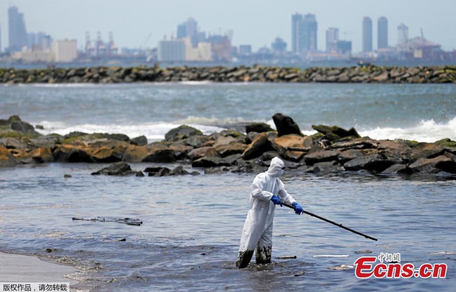 A member of the Sri Lankan coast guard removes oil from a beach after an oil spill in Uswetakeiyawa, Sri Lanka, Sept. 10, 2018. (Photo/Agencies)