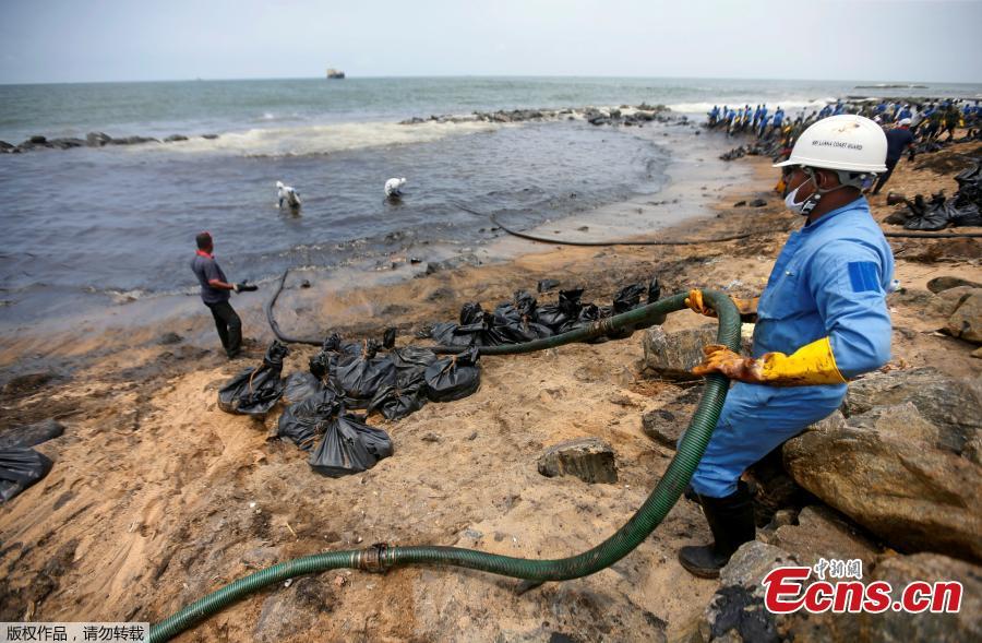 Members of the Sri Lankan coast guard remove oil from a beach after an oil spill in Uswetakeiyawa, Sri Lanka, Sept. 10, 2018. (Photo/Agencies)