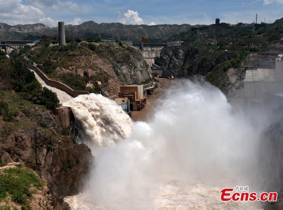 Flood water gushes from the Liujiaxia Reservoir on the Yellow River in Northwest China’s Gansu Province. Approximately 2,300 cubic meters of water per second was discharged from the hydroelectric station, as the province has seen record accumulated precipitation in six decades. (Photo: China News Service/ Hou Qi)
