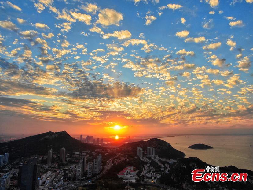 A beautiful sunset in Lianyungang City, Jiangsu Province, Sept. 10, 2018. (Photo: China News Service/Yang Bo)