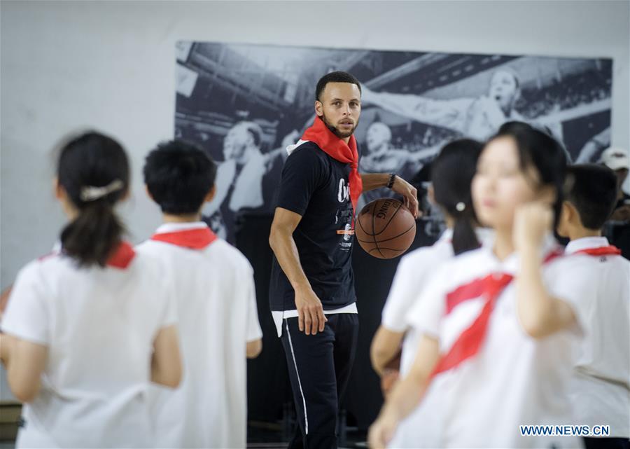 NBA player Stephen Curry of Golden State Warriors takes a training session with young players of Middle School Attached to HUST (Huazhong University of Science and Technology) during his China Tour in Wuhan, central China\'s Hubei Province, Sept. 10, 2018. (Xinhua/Xiao Yijiu)