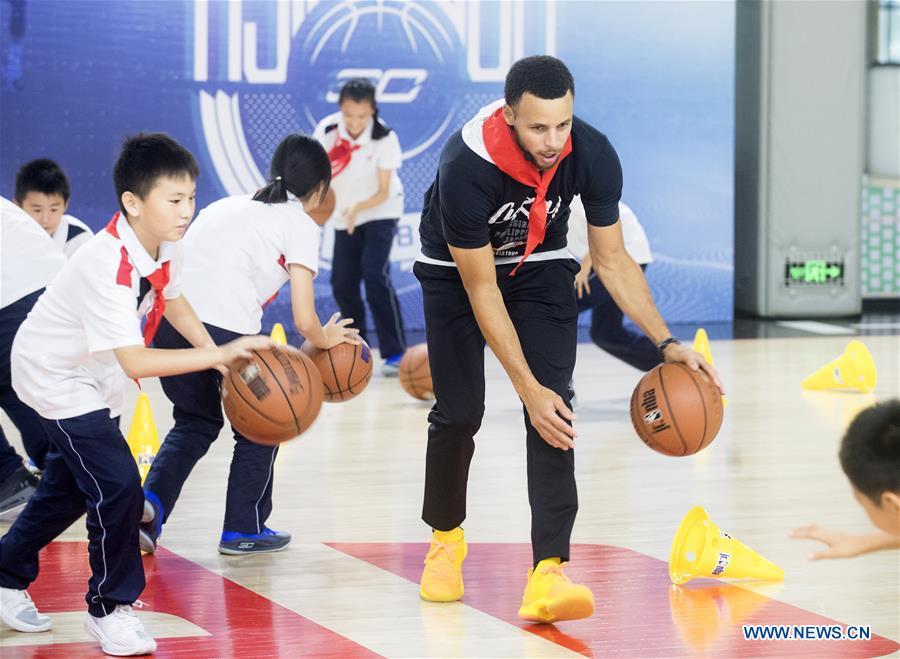 NBA player Stephen Curry of Golden State Warriors gives instructions during a training session with young players of Middle School Attached to HUST (Huazhong University of Science and Technology) during his China Tour in Wuhan, central China\'s Hubei Province, Sept. 10, 2018. (Xinhua/Xiao Yijiu)