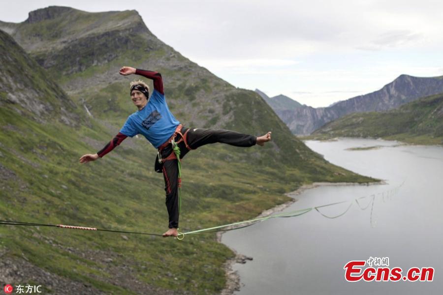 Slackline walker Quirin Herterich attempts to walk 2,800 meters over a slackline in Senja, Norway. Herterich was attempting to walk 2,800 meters straight over lake Svartholvatnet in Senja but he ended up walking 2,500 meters in three hours and five minutes before falling. He can be seen balancing on the thin rope before falling, spinning on the rope, and continuing to the end. Quirin Herterich is no stranger to slacklining and has completed challenges in Albania, Germany, Switzerland and Croatia. (Photo/IC)