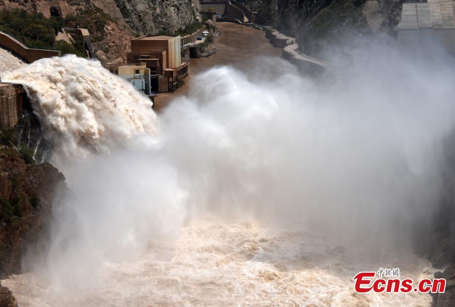 Flood water gushes from the Liujiaxia Reservoir on the Yellow River in Northwest China’s Gansu Province. Approximately 2,300 cubic meters of water per second was discharged from the hydroelectric station, as the province has seen record accumulated precipitation in six decades. (Photo: China News Service/ Hou Qi)