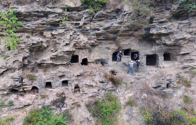 Archaeological workers access the excavation area on a cliff by rock climbing to the site in Yangpitan, Yunxi county, Central China\'s Hubei Province. (Photo by Zhang Jianbo for chinadaily.com.cn)

Recently, 37 ancient rock tombs were discovered in Yangpitan, Yunxi county, Central China\'s Hubei Province.

This is the first time for archaeological workers to carry out large-scale archaeological excavations by rock climbing along the Hanjiang River, Central China\'s Hubei Province.

From the 37 tombs, human bones, and items from the Tang Dynasty (618-907), such as copper coins, material beads, celadon fragments and inscription bricks, have been unearthed.