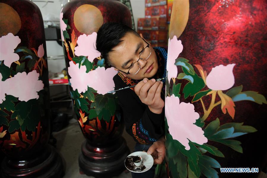 Inheritor Gao Yan makes lacquerwork in Dafang County, southwest China\'s Guizhou Province, Sept. 10, 2018. Lacquerwork produced in Dafang County is handmade through all the procedures and requires high standards. The making technique can only be get from experienced craftsman. Nowadays, local government has set up studios and introduced the artwork to online shops for the inheritance of the art. (Xinhua/Yang Wenbin)
