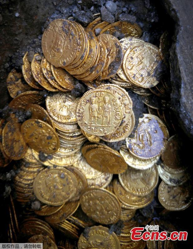 About 300 Roman-era gold coins were unearthed beneath what once was an Italian theater. The rare treasure was found by construction workers building an apartment complex at the previous site of the historic Cressoni Theater in northern Italy, which closed in the 1990s. What appears to be a soapstone vase or jar held the coins, believed to be from 474 B.C. (Photo/Agencies)