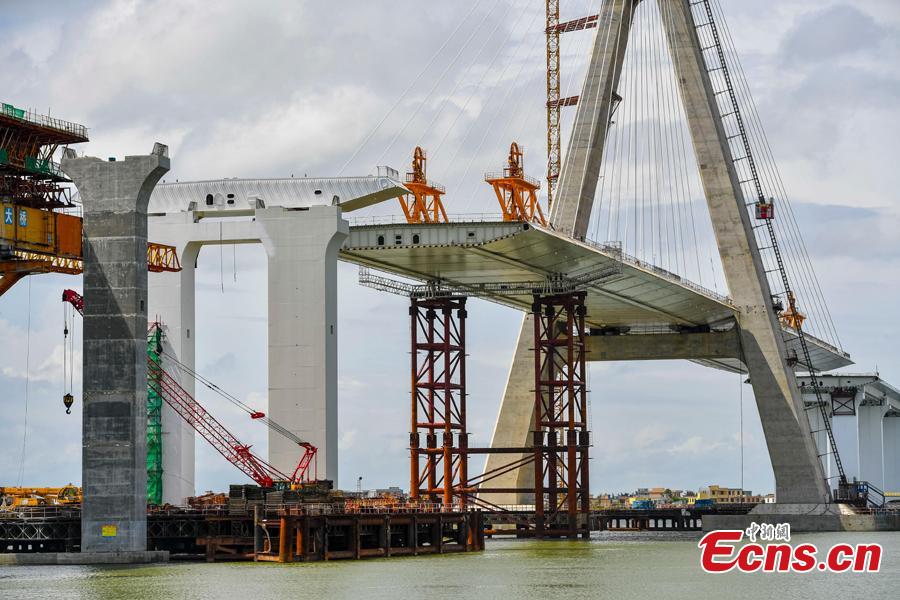 A view of the Puqian Bridge under construction in South China\'s Hainan Province, Sept. 14, 2018. Construction of the cross-sea bridge, scheduled for completion at the end of 2018, will cut the trip from Wenchang City to Haikou City from 90 minutes to about 20 minutes. Spanning a geological fault line, it’s being built to the highest standard of earthquake resistance at an investment of 3.01 billion yuan ($440 million). The 5.6-km-long bridge is expected to promote economic growth in the northern part of Hainan Province. (Photo: China News Service/Luo Yunfei)