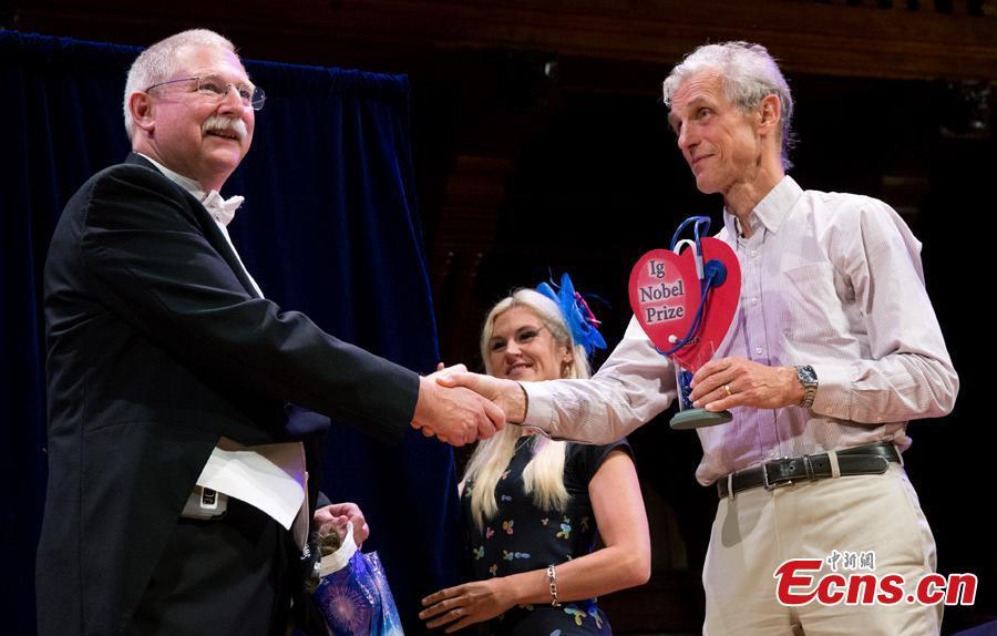 David Wartinger, left, accepts his Ig Nobel award from Nobel laureate Wolfgang Ketterle (physics, 2001) during ceremonies at Harvard University in Cambridge, Mass., Thursday, Sept. 13, 2018. Wartinger won for for using roller coaster rides to try to hasten the passage of kidney stones. (Photo/Agencies)