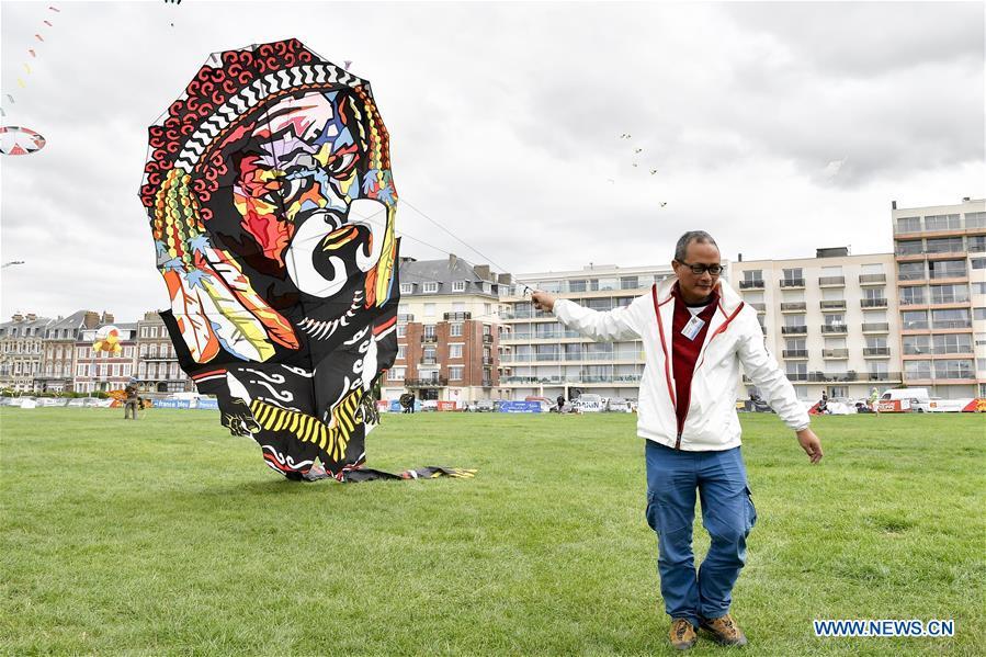 An enthusiast flies a kite in Dieppe, France, on Sept. 14, 2018. The 20th Dieppe International Kite Festival is held here from Sept. 8 to Sept. 16, attracting over 1,000 kite enthusiasts from 34 countries and regions. (Xinhua/Chen Yichen)