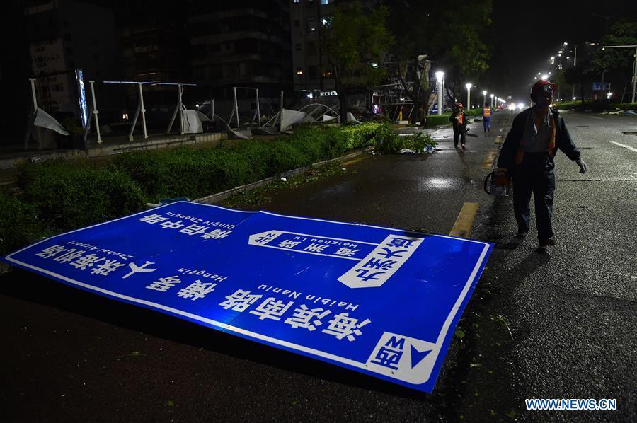 Photo taken on Sept. 16, 2018 shows a fallen road sign in Zhuhai, south China\'s Guangdong Province. Super Typhoon Mangkhut landed at 5 p.m. on Sunday on the coast of Jiangmen City, south China\'s Guangdong Province, packing winds up to 162 km per hour, according to the provincial meteorological station. (Xinhua/Liang Xu)