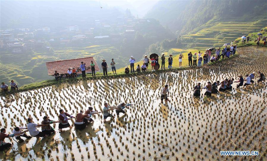 People take part in a tug-of-war game during harvest celebrations held at a village of Miao ethnic group in Gandong Township in Miao Autonomous County of Rongshui, south China\'s Guangxi Zhuang Autonomous Region, Sept. 15, 2018. (Xinhua/Long Tao)