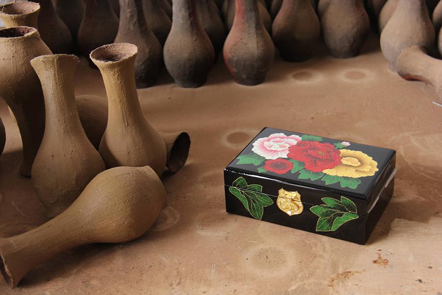 Lacquerware made in Dafang county, Guizhou Province has been known for its beauty. They are often moulded on a base of horse or buffalo skin, shaped after dipping in water, then dried over fire. This art form has been existed for over 600 years. (Photo/China Daily)