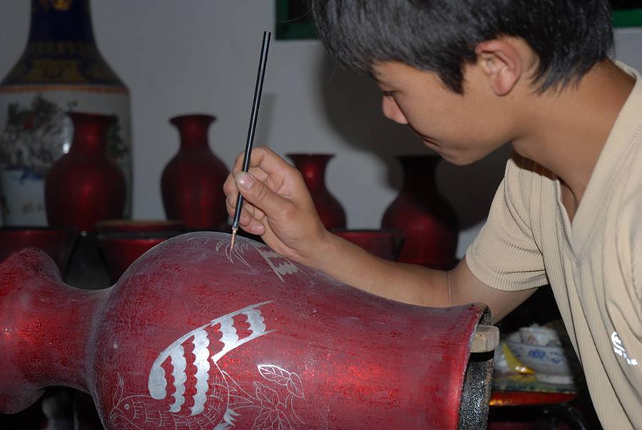 A craftman is making lacquer ware in Dafang county, Guizhou Province. (Photo/China Daily)