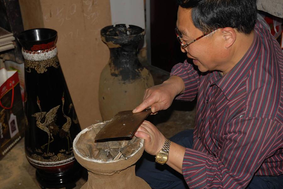 A craftman is making lacquer ware in Dafang county, Guizhou Province. (Photo/China Daily)