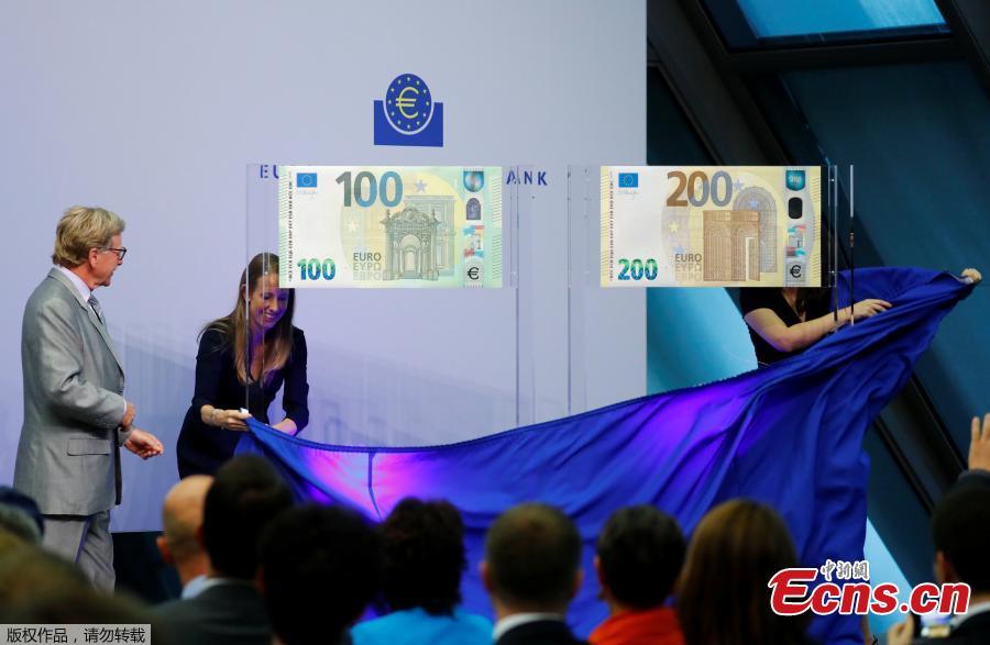 Yves Mersch, member of the Executive Board of the European Central Bank (ECB), presents the new 100- and 200-euro banknotes at the ECB headquarters in Frankfurt, Germany, September 17, 2018. (Photo/Agencies)
