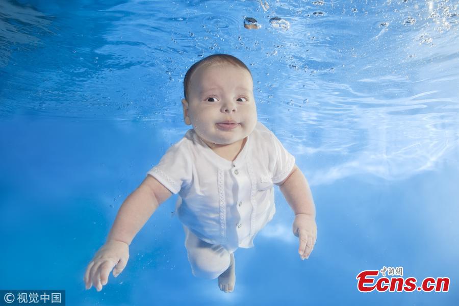 A baby girl swims underwater in a pool in Odessa, Ukraine. (Photo/VCG)
