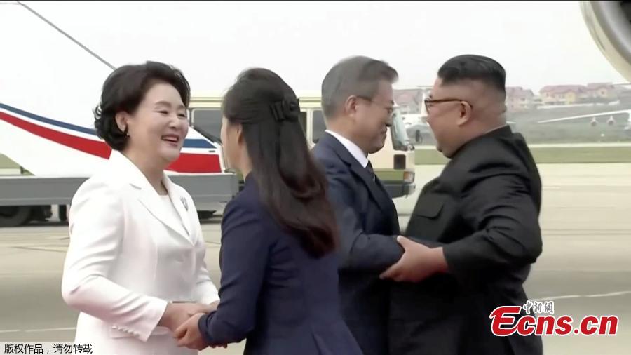 In this image made from video, South Korean President Moon Jae-in, second from right, and his wife Kim Jung-sook, left, are welcomed by the Democratic People\'s Republic of Korea leader Kim Jong Un and his wife Ri Sol Ju upon their arrival in Pyongyang, DPRK, Sept. 18, 2018. Moon landed in Pyongyang for his third summit this year with Kim. (Photo/Agencies)