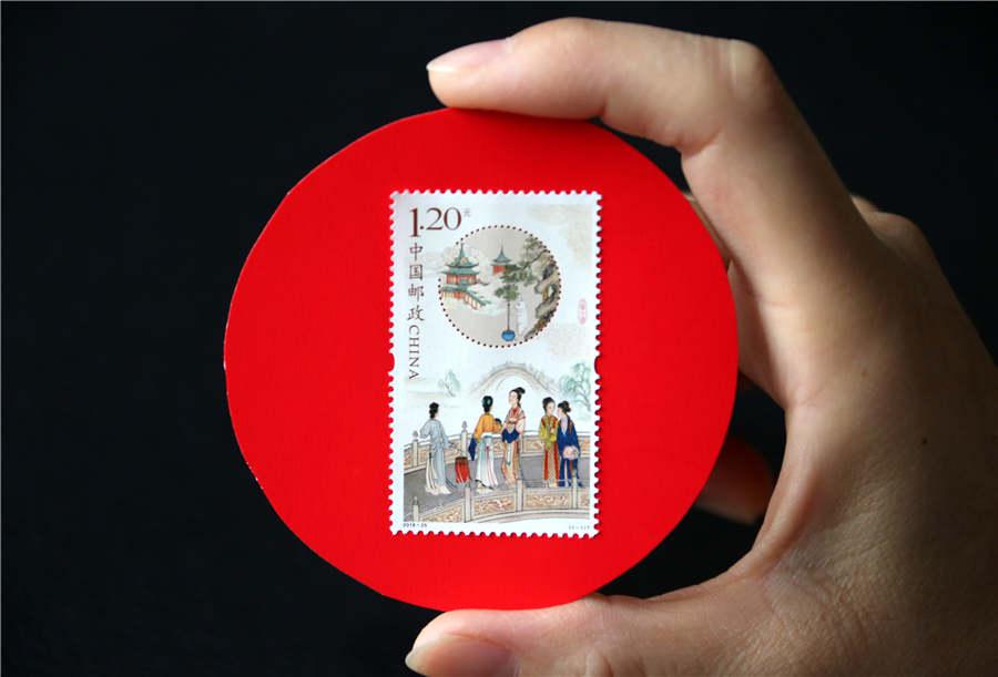 A stamp collector shows the newly issued stamp themed on the Mid-Autumn Festival, in Zaozhuang city, Shandong Province, Sept. 15, 2018. (Photo/Asianewsphoto)

China Post issued a set of stamp to celebrate the upcoming Mid-Autumn Festival on Sept. 15. The set, designed by Cui Jingzhe, comprises one stamp and has a nominal value of 1.2 yuan (around $0.2).

As the second set themed on the Mid-Autumn Festival following the 2016 stamp, this one continues the art technique of traditional gongbi (meticulous brush strokes) style. The upper part of the stamp shows the legend of Jade Rabbit pounding medicine, which symbolizes the wishes for a healthy and safe body, happiness and longevity. The lower part of the stamp portrays the folk custom of \