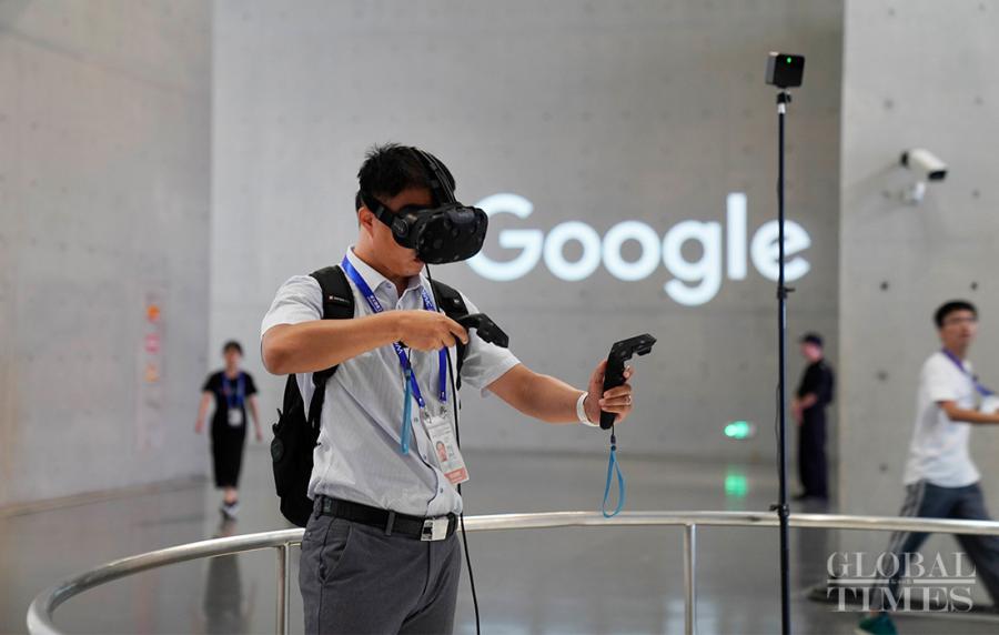 A visitor paints by using AI grips and a pair of VR glasses.  (Photo: Yang Hui/GT)